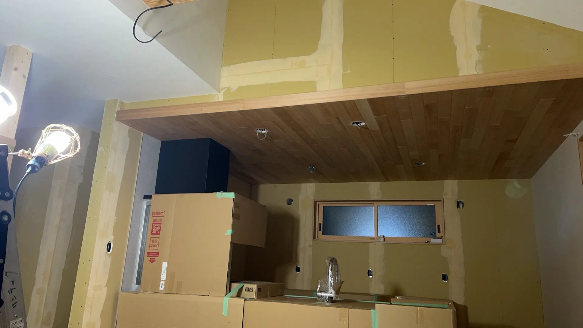石膏ボード、キッチン下がり天井板張り完成