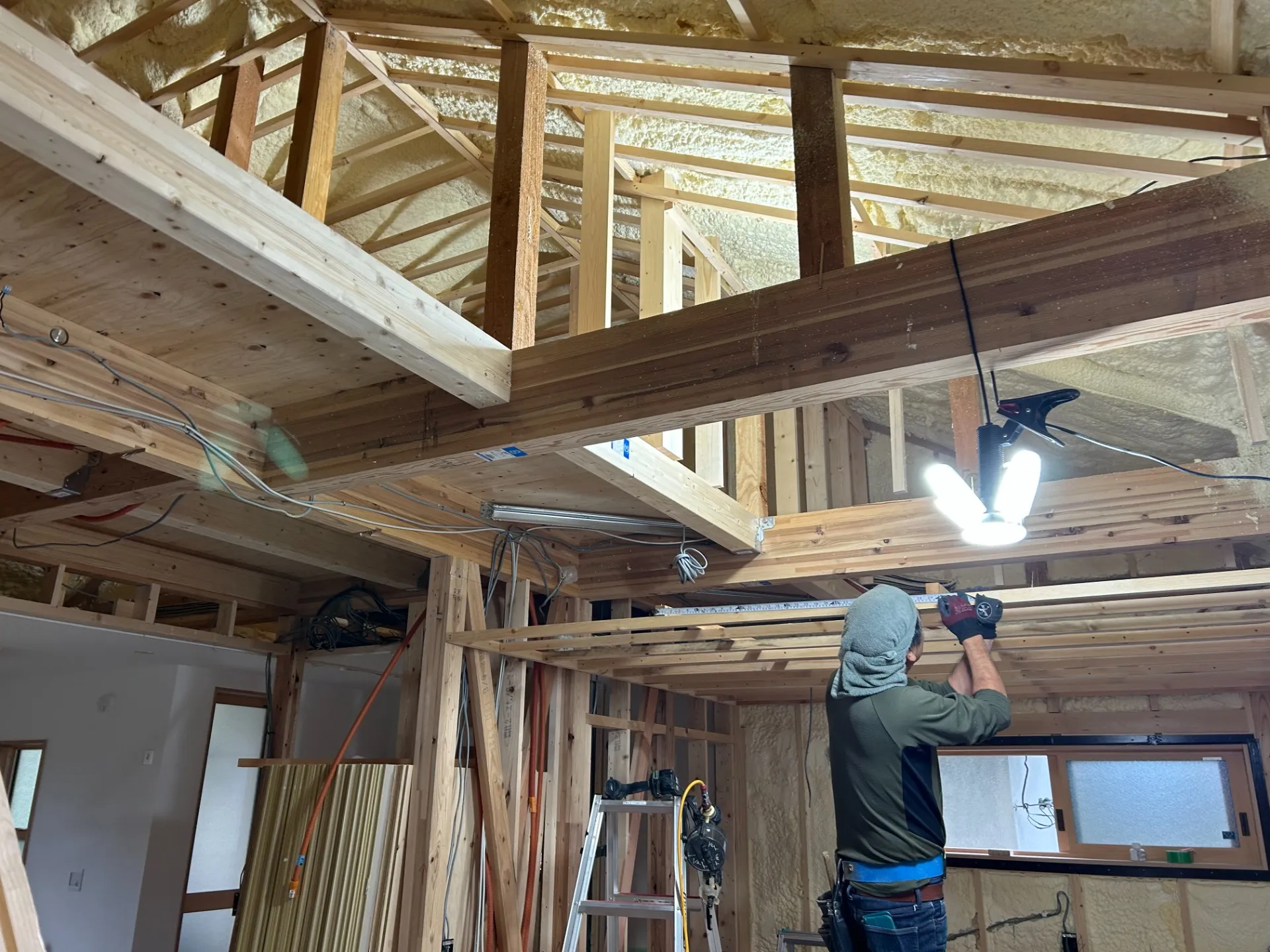 天井下地組施工中